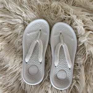 allbirdsKids White Flip Flops